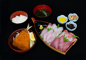 勝魚定食刺身4点盛りとアジフライ