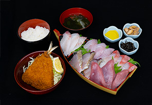 勝魚定食刺身5点盛りとアジフライ
