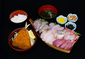 勝魚定食刺身6点盛りとアジフライ